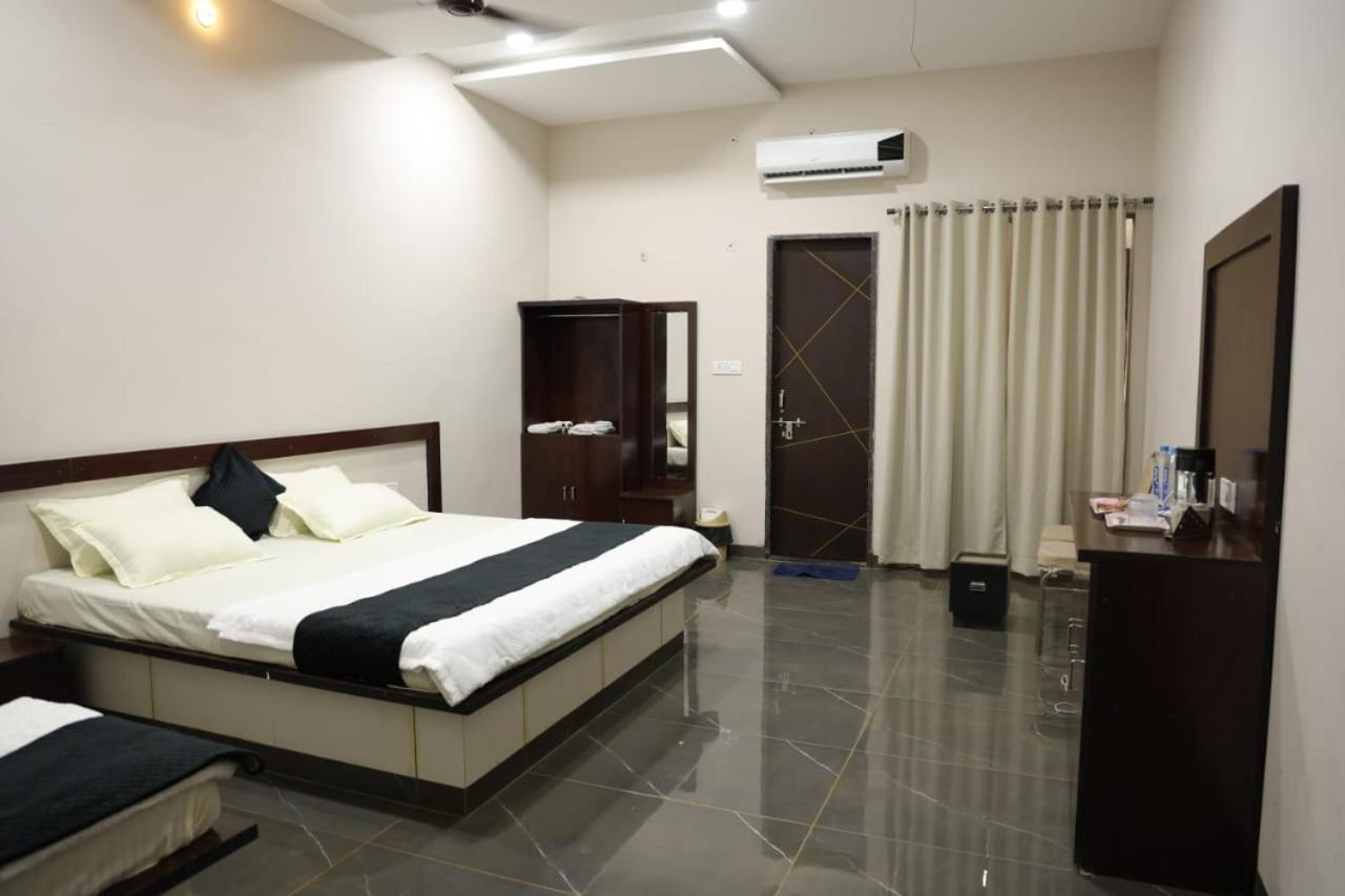 Navkar Palace Hotel & Resort, Sanawad Dış mekan fotoğraf